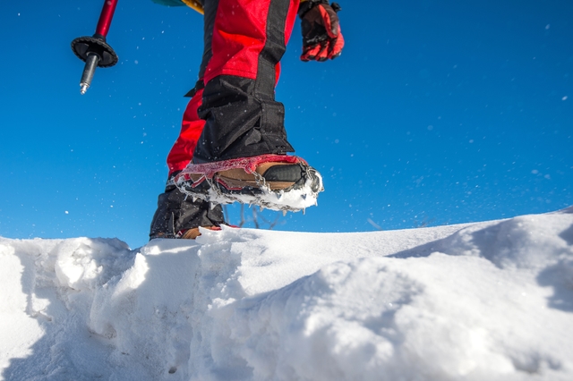 How to Choose Crampons for Mountaineering | Oxymeter